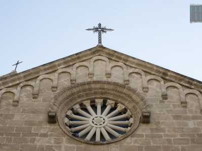 La terminazione dell'edificio, a cuspide, ha una cornice di coronamento, anch'essa ad archetti